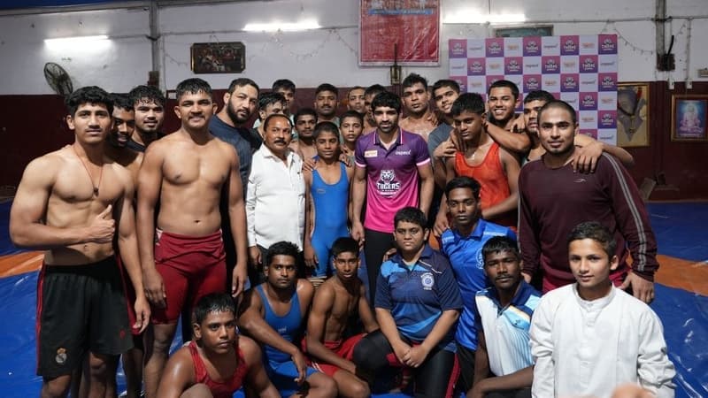 Olympic medallist Aman Sehrawat connects with Mumbai's youth ahead of PWL debut